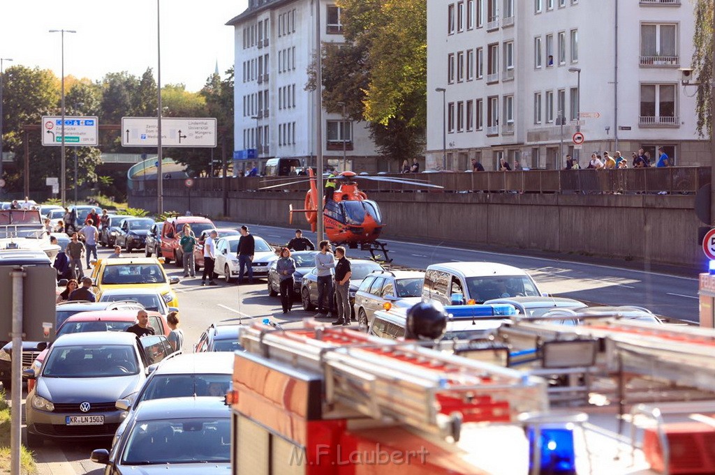 Einsatz BF Koeln Christoph 3 auf der A 57 Rich Neuss P25.jpg